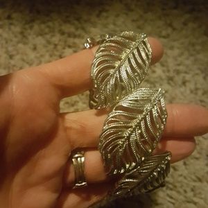 5/$20 Like new stretch leaf bracelet